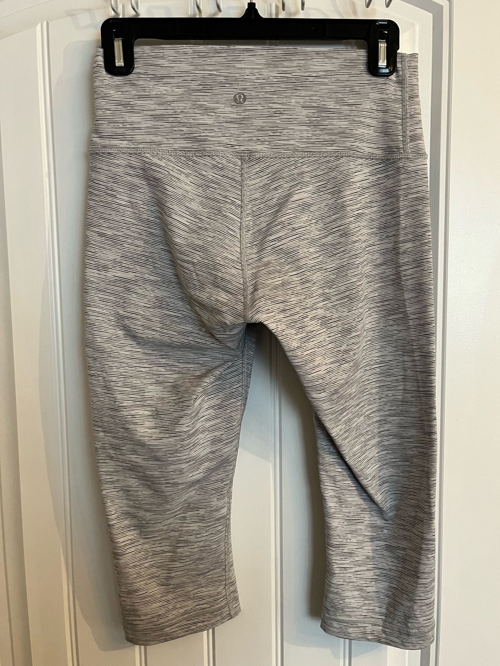 Lululemon White/ Grey Cropped Capri Leggings - Size 8